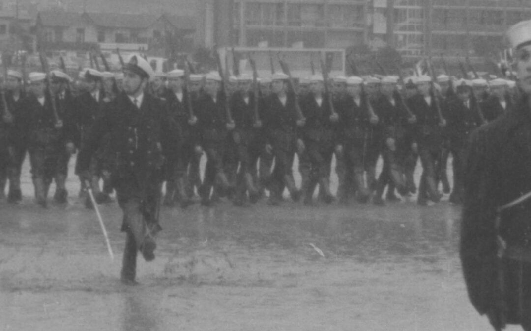 Desfile militar bajo la lluvia