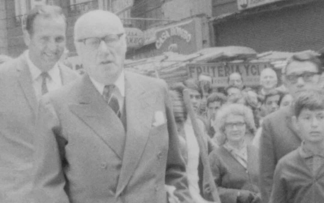 Jorge Alessandri camina por Santiago